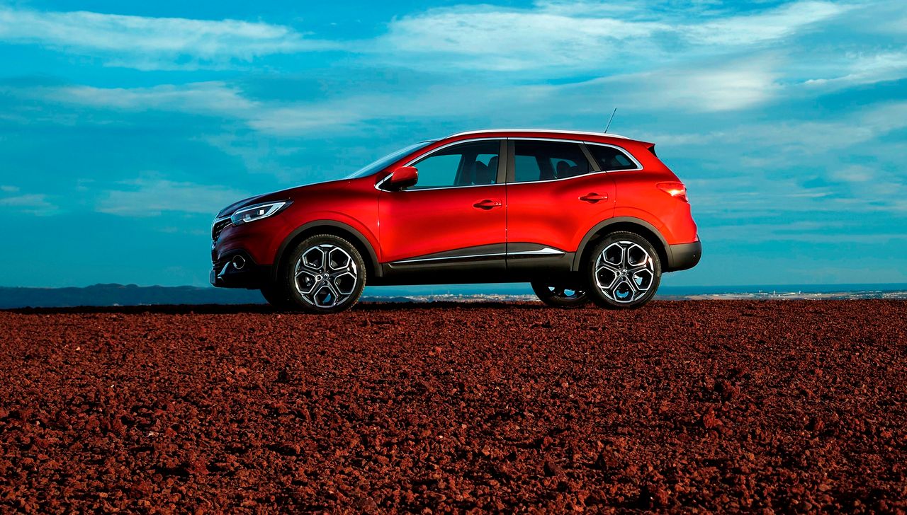 Renault Kadjar to klasyczny, kompaktowy crossover. Nieco większy od Nissana Qashqaia, ale znacznie mniejszy od Nissana X-Trail.