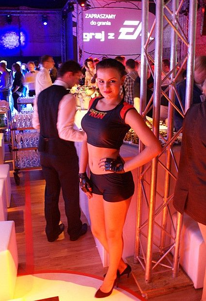 Konferencja EA - hostessa Need for Speed The Run podczas afterparty Graj z EA
