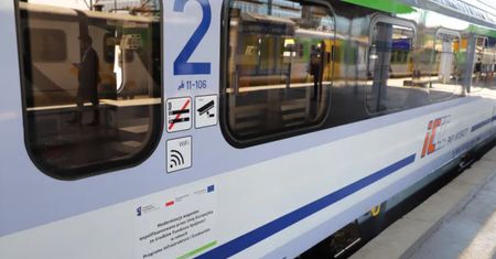 Spadli z dachu szynobusu. Surfowali po pociągu