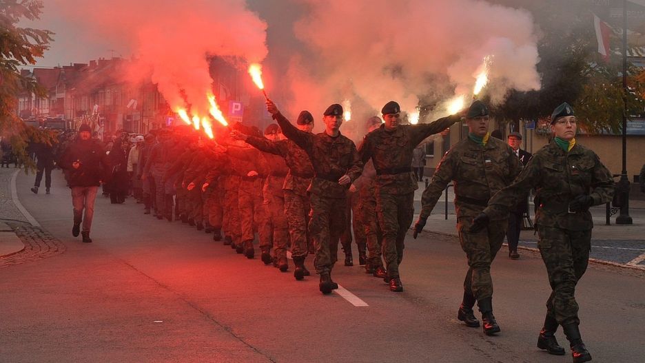 Efektowny przemarsz sprzed Pomnika Wdzięczności do kolegiaty św. Mikołaja