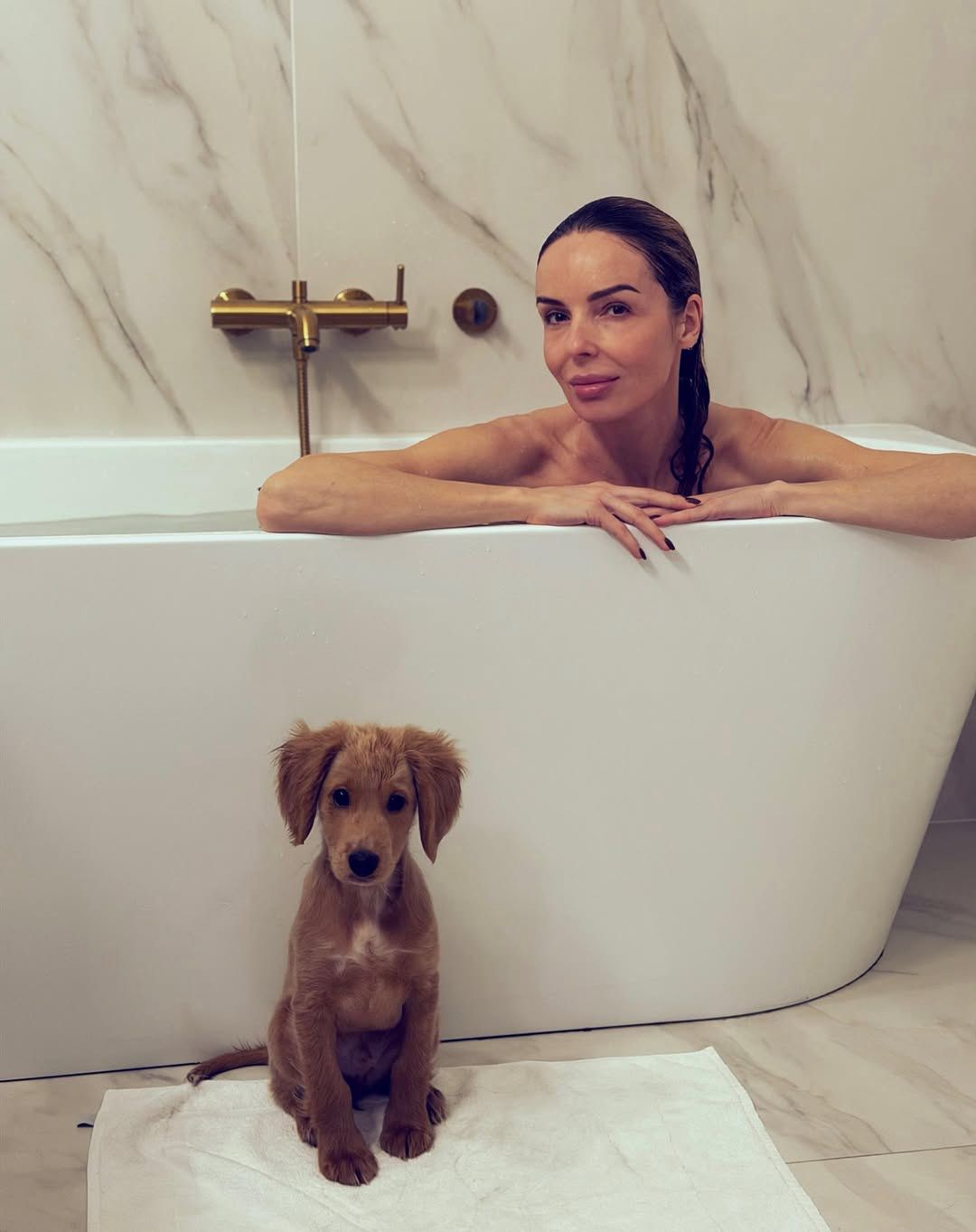 Agnieszka Włodarczyk pozdrawia z wanny