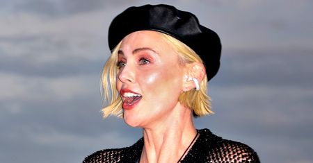 Tak odważna jeszcze nie była? Charlize Theron w kreacji z siateczki