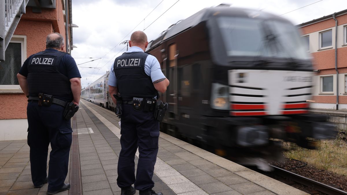 "Surfowali" na dachu pociągu. Zginęli