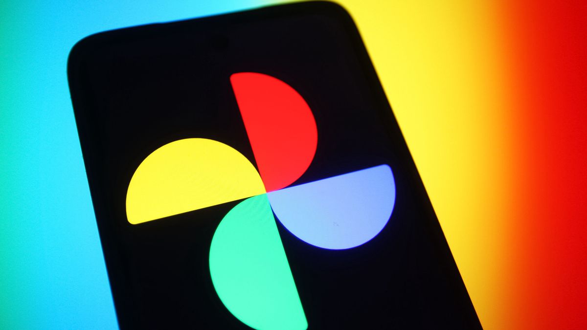 UKRAINE - 2022/01/14: In this photo illustration, a Google Photos logo of a photo sharing and storage service developed by Google is seen on a smartphone screen. (Photo Illustration by Pavlo Gonchar/SOPA Images/LightRocket via Getty Images)