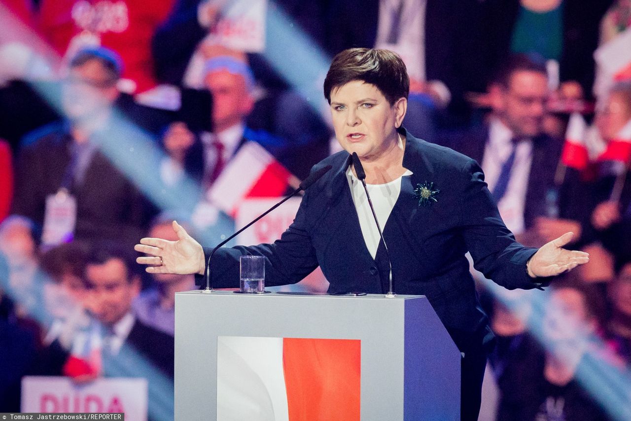 Warszawa. Nocna akcja z tęczowymi flagami. Beata Szydło o "profanacji figury Chrystusa"