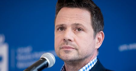 Trzaskowski przeprasza za"dupiarza". "Dla takich słów nie powinno być miejsca"
