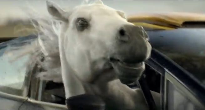 Samochodowy wyścig koni w reklamie Betfair wyprodukowanej przez Papaya Films (wideo)