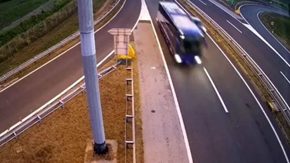 Screen z nagrania z kamery monitoringu. Polski autokar uchwycono siedem minut przed tragedią