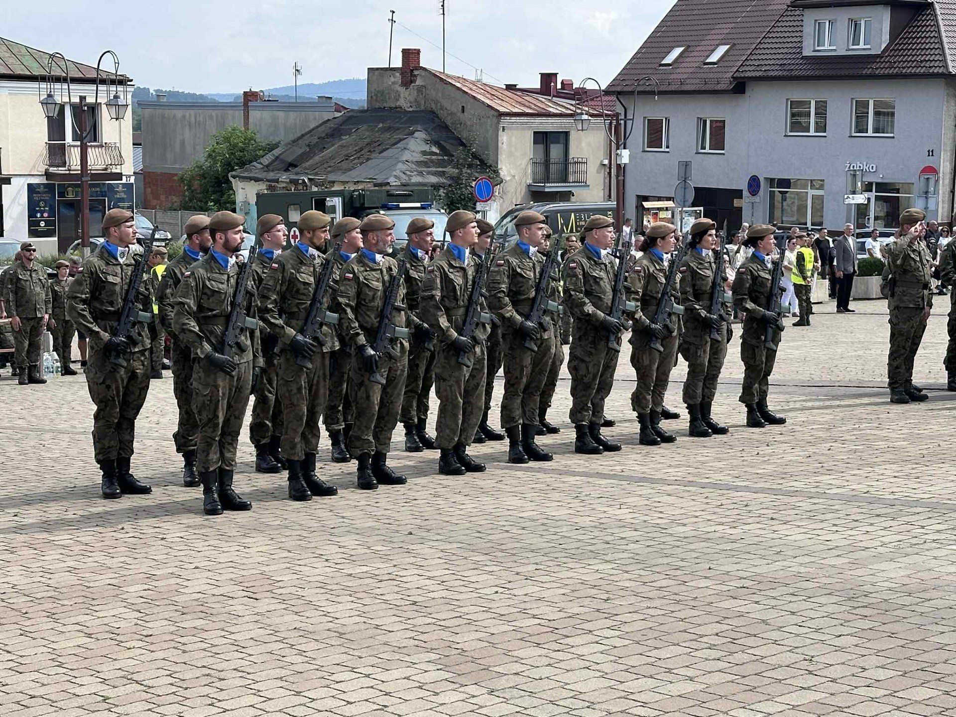 Przysięga wojskowa na rynku w Chęcinach.