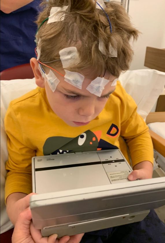 Choroba odbiera dzieciom umiejętność chodzenia, wyłącza także zmysły wzroku i słuchu