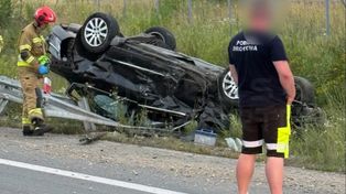 Poważne zderzenie busa z osobówką na S17. Auto dachowało. Droga zablokowana