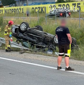 Poważne zderzenie busa z osobówką na S17. Auto dachowało. Droga zablokowana