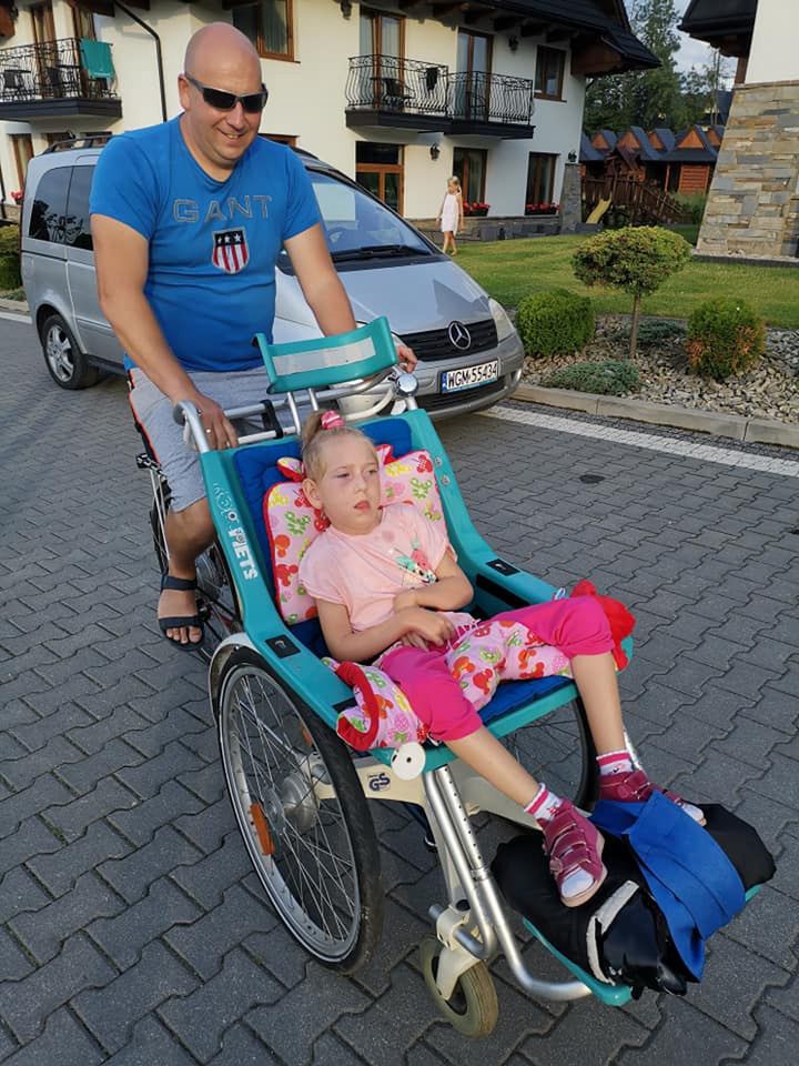 Zuzia z tatą na spacerze