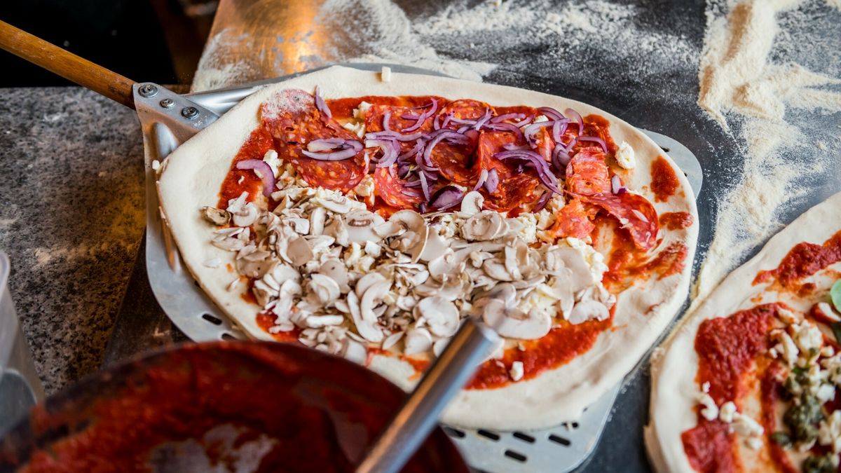ile kosztuje przygotowanie pizzy w restauracji? Ekspert tłumaczy