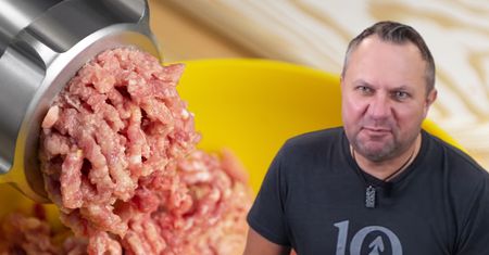 Strzelczyk nie dodał bułki do mielonych. Użył innego składnika i smak był sto razy lepszy