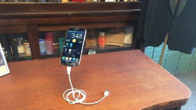 Magic Phone Stand. To ptak? To samolot? Nie, to latający... smartfon 1