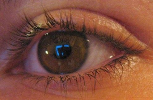 Implant do oka zasilany energią światła