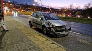 Lublin: Przed skrzyżowaniem wjechał w dwa auta. Jeden z uczestników odjechał