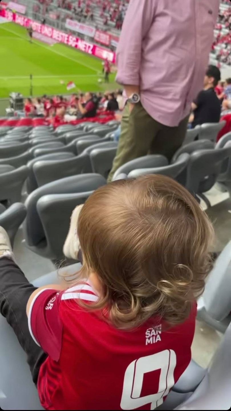 Anna Lewandowska przyprowadziła Laurę na jej pierwszy mecz