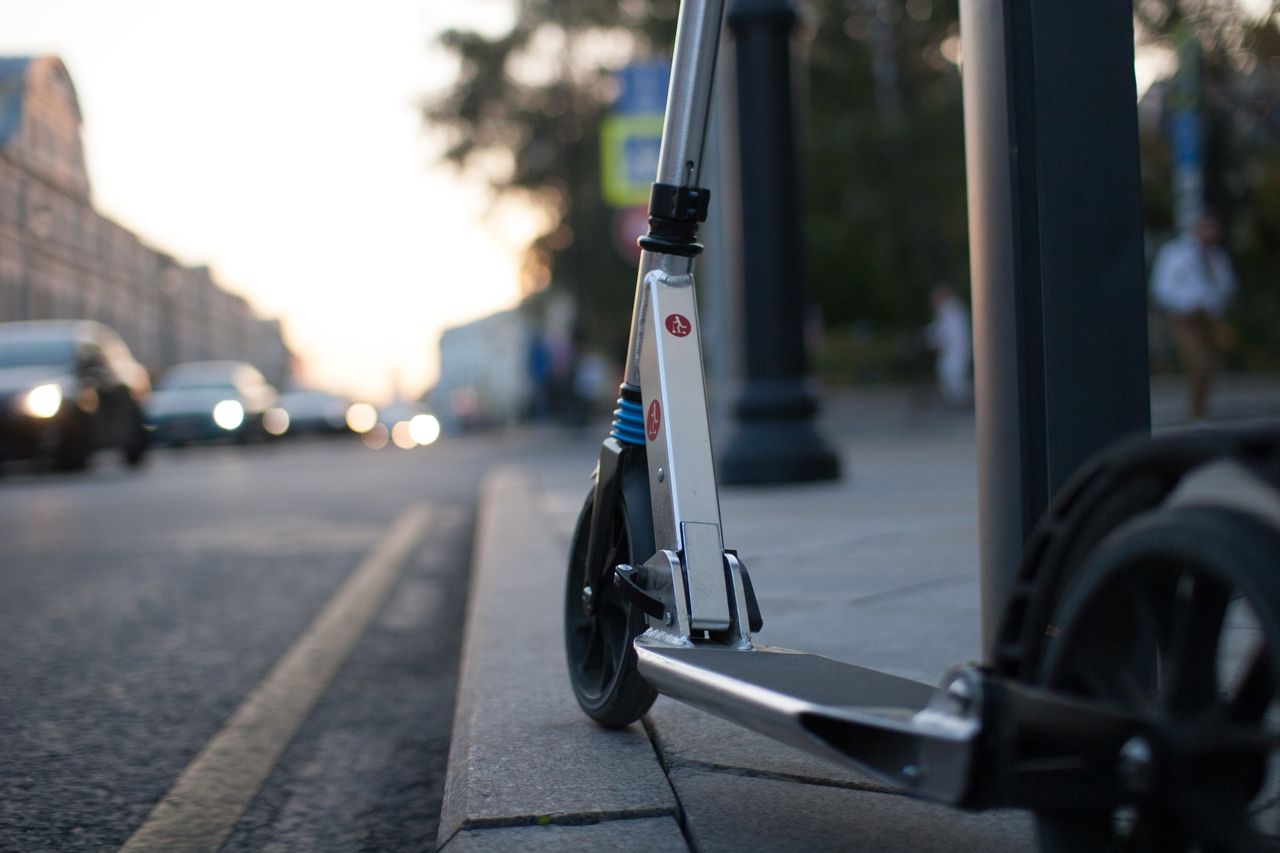 Jazda na elektrycznym pseudorowerze lub hulajnodze bez OC niesie poważne konsekwencje