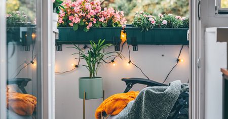 Balkon jak z katalogu. 7 prostych trików na szybką, wiosenną metamorfozę