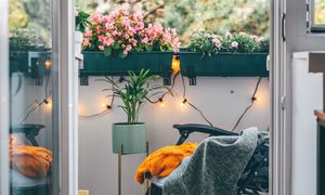 Balkon jak z katalogu. 7 prostych trików na szybką, wiosenną metamorfozę