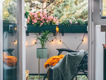 Balkon jak z katalogu. 7 prostych trików na szybką, wiosenną metamorfozę