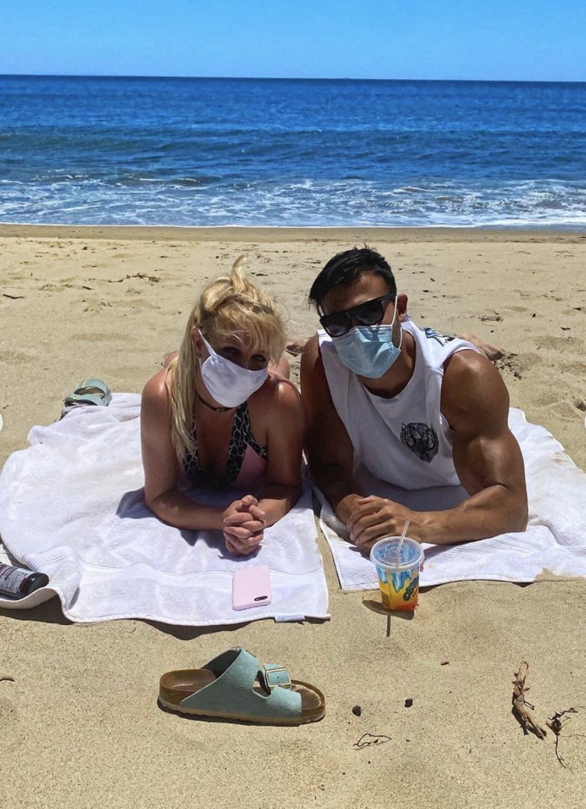 Britney Spears wygrzewa się na plaży z chłopakiem
