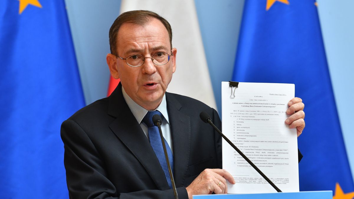 Warszawa, 27.07.2021. Minister spraw wewnętrznych i administracji Mariusz Kamiński podczas konferencji prasowej w siedzibie KPRM w Warszawie, 27 bm. Na konferencji zapowiedziano powstanie funduszu cyberbezpieczeństwa. (sko) PAP/Radek Pietruszka