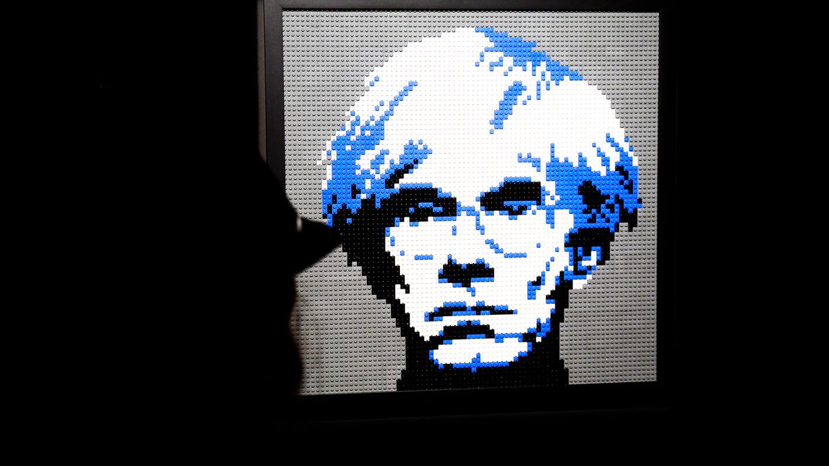 Andy Warhol w stylu 8-bit, stworzony z klocków LEGO, fot. Thierry Chesnot/Getty Images