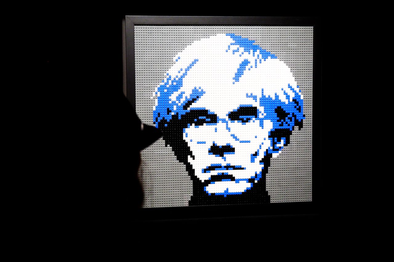 Andy Warhol w stylu 8-bit, stworzony z klocków LEGO, fot. Thierry Chesnot/Getty Images