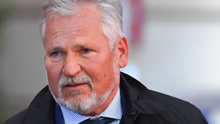 Warszawa, 26.03.2022. Wizyta prezydenta USA Joe Bidena. Były prezydent Aleksander Kwaśniewski oczekuje na przemówienie prezydenta USA na Placu Zamkowym w Warszawie, 26 bm. Prezydent Joe Biden jest z dwudniową wizytą w Polsce. (aldg) PAP/Radek Pietruszka
