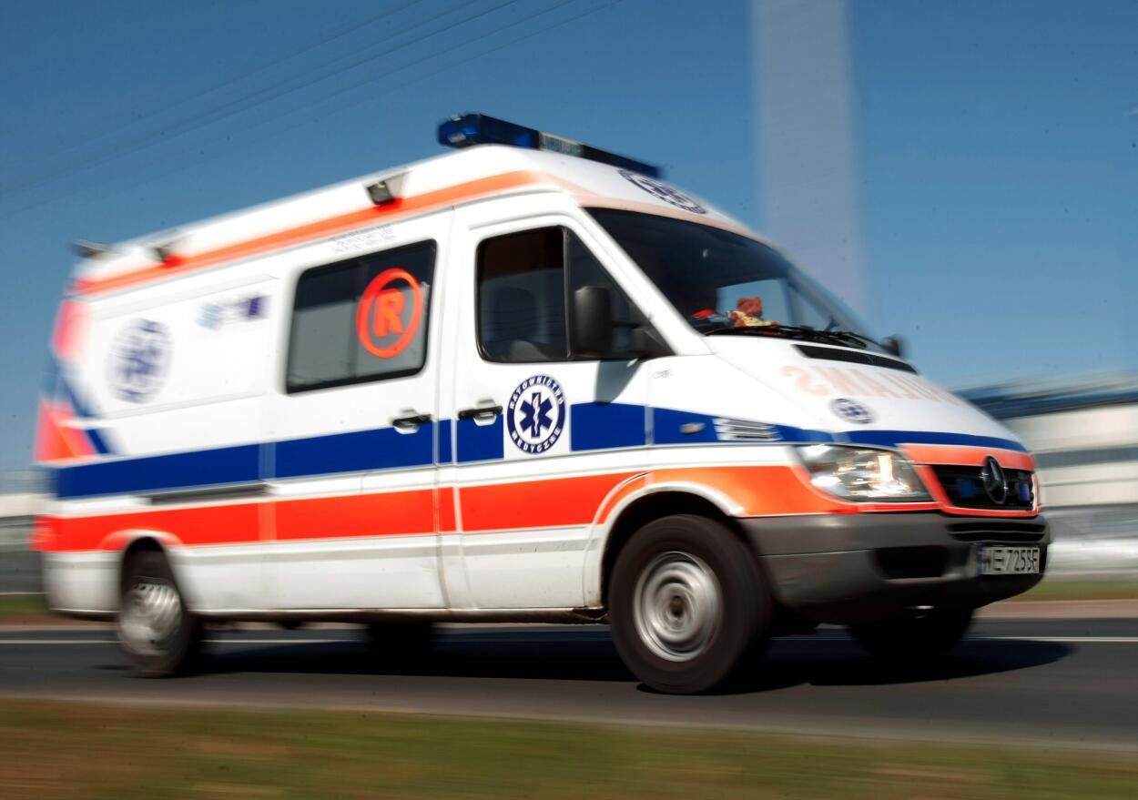 karetka pogotowia na sygnale
Warszawa, 15.09.2011. Karetka pogotowia na sygnale podczas symulowanego wypadku kolejowego - akcji ratowniczej. �wiczenia obronne pt. Stolica 2011 odby�y si�, 15 bn. w Warszawie. (ls/obm)
PAP/Leszek Szyma�ski
Leszek Szyma�ski
ambulans, �wiczenia, karetka, kolej, poci�g, pogotowie, s�u�ba zdrowia, symulacja, wypadek
