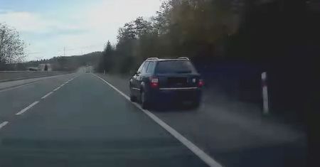 Kierowca wyprzedził poboczem. Chwilę później rozegrała się scena grozy