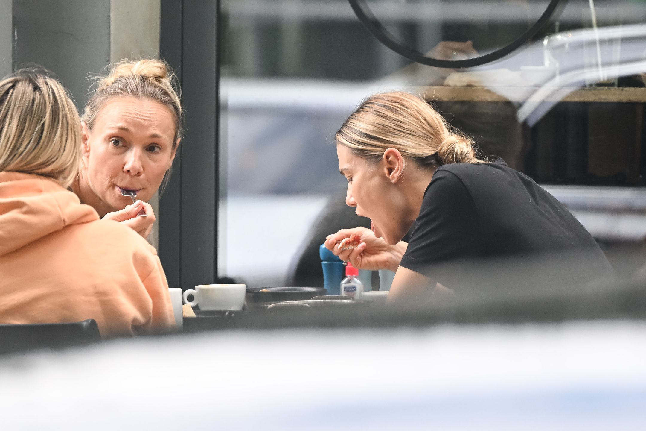 Sonia i Maja Bohosiewicz nadrabiają zaległości podczas lanczu