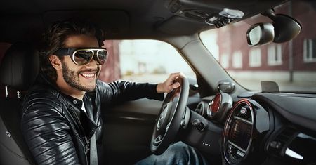 Mini Augmented Vision: samochód z własnym Google Glass. Kierowca z goglami rozszerzonej rzeczywistości