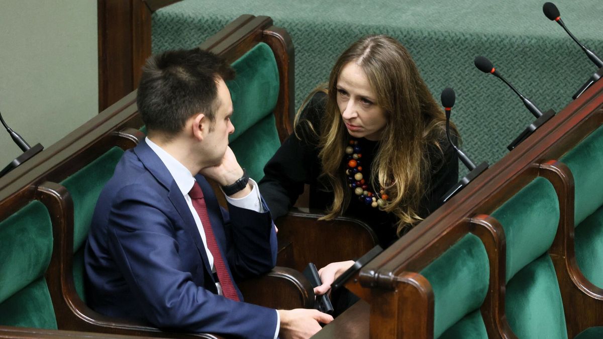 Cd. 1. posiedzenia Sejmu X kadencji
Fot. Pawel Wodzynski/East News, Warszawa, 19.19.2023. Cd. 1. posiedzenia Sejmu X kadencji. Dzien  jedenasty. Pierwsze czytanie poselskiego projektu uchwaly w sprawie przywrocenia ladu prawnego oraz bezstronnosci i rzetelnosci mediow publicznych oraz PAP.
N/z: lawy rzadowe: Andrzej Domanski, Agnieszka Dziemianowicz-Bak
Pawel Wodzynski