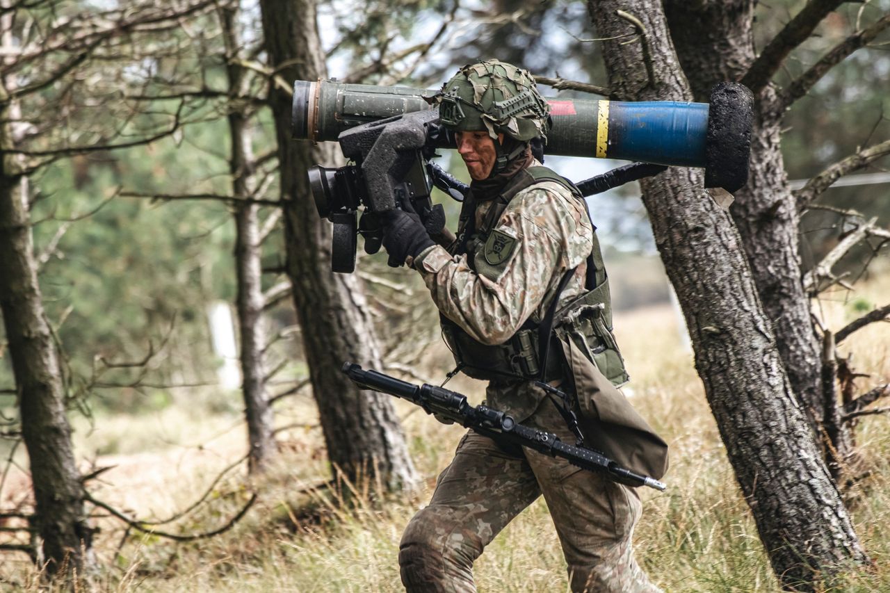 Litewski żołnierz z wyrzutnią FGM-148 Javelin