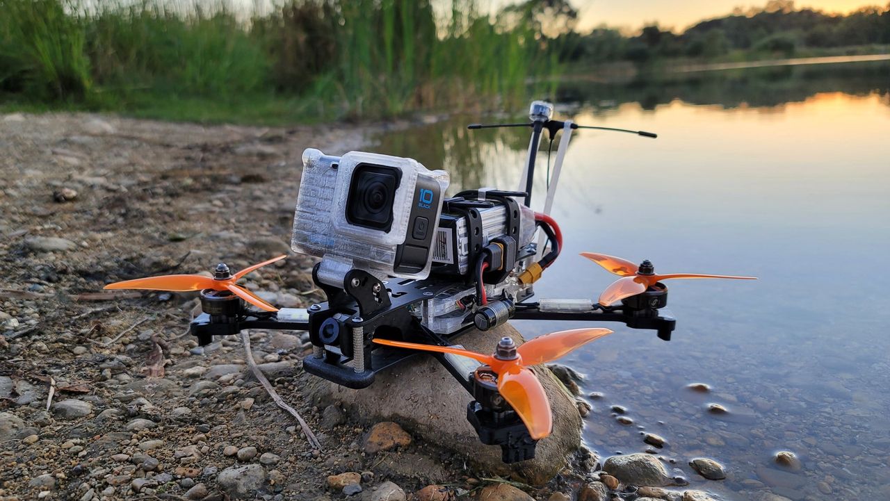 Dron Deep6v2 gotowy do pracy przy środowisku wodnym.