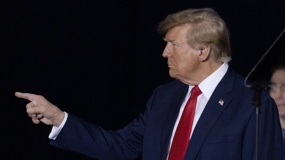 Former US President Donald J. Trump holds a campaign rally
epa11092994 Former US President Donald J. Trump holds a campaign rally at SNHU Arena in Manchester, New Hampshire, USA, 20 January 2024. The New Hampshire primary is held on 23 January 2024 and is the second contest in the nominating process of the Republican presidential nomination.  EPA/MICHAEL REYNOLDS 
Dostawca: PAP/EPA.
MICHAEL REYNOLDS