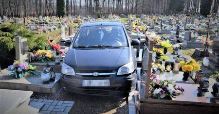 88-latek wjechał na cmentarz taranując nagrobki