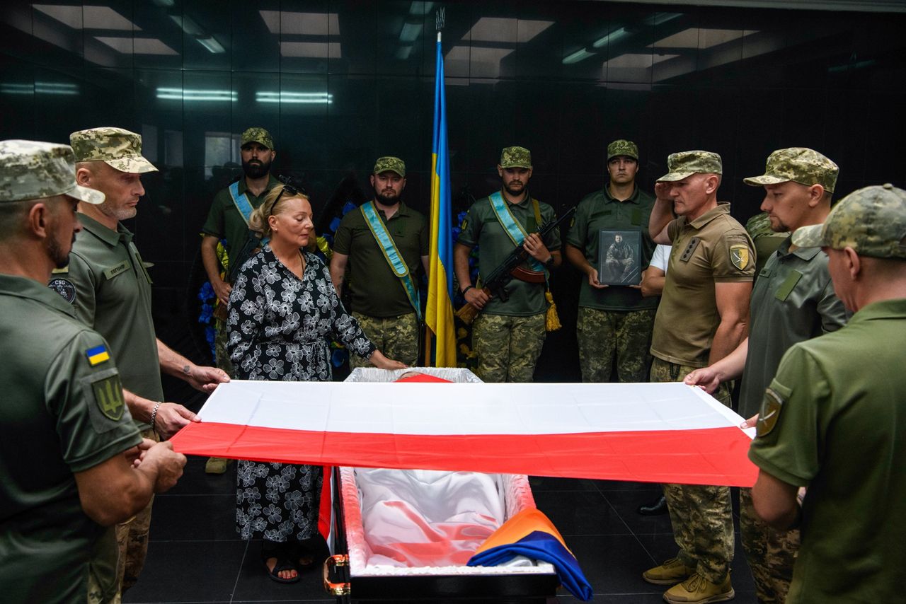 .
Polak pożegnany z honorami w Ukrainie. "Za walkę o przyszłość Ukrainy"