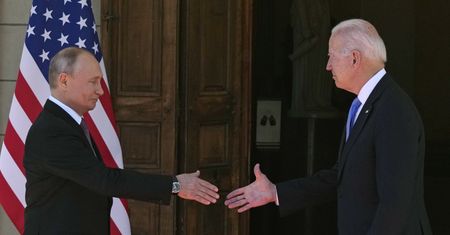 Finezyjna walka na gesty podczas spotkania Biden-Putin. Rosyjskiego przywódcę zdradził drobny szczegół