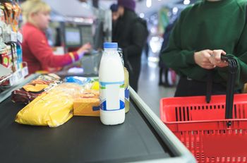 Znany dyskont ma dość wolnego w niedziele. W tym kraju otwiera sklepy