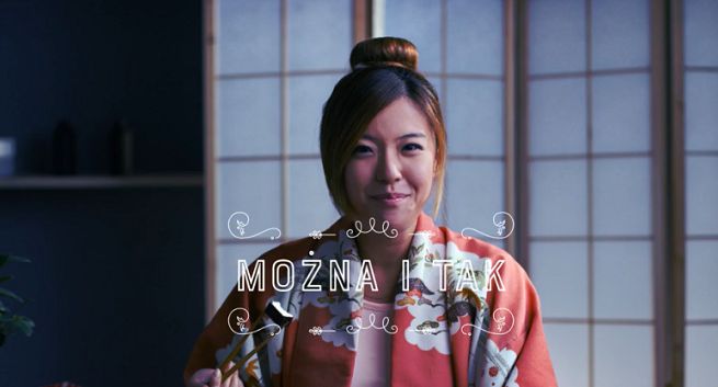 Obcokrajowcy w spotach Ptasiego Mleczka pokazują, jak je obgryzają (wideo)