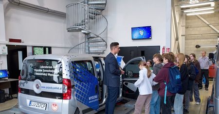 Machiny, roboty i nowoczesne technologie. Dzieci z terenów popowodziowych odwiedziły Politechnikę Lubelską