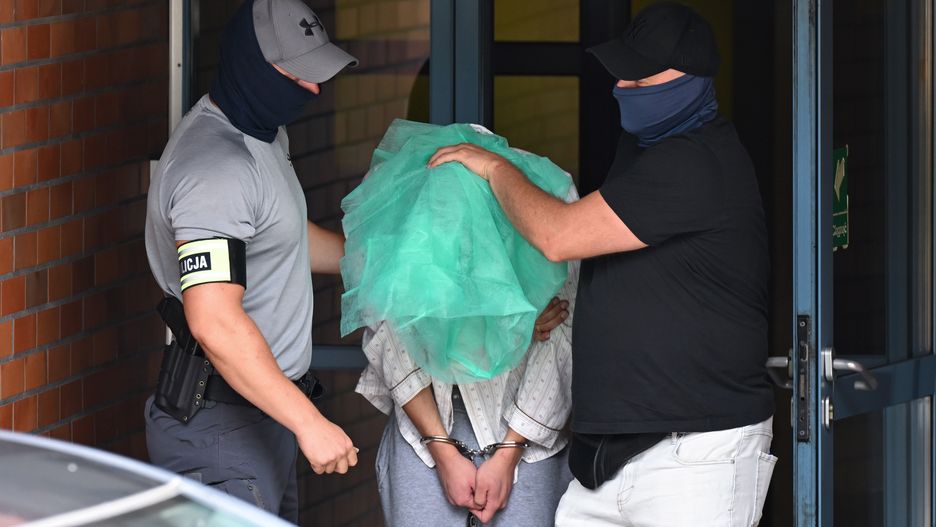 Sopot, 18.08.2024. Podejrzany o wepchnięcie człowieka pod jadący pociąg 20-letni mężczyzna (C) przed siedzibą Komendy Miejskiej Policji w Sopocie, 18 bm. Mężczyzna został doprowadzony do prokuratury, gdzie ma usłyszeć zarzut zabójstwa 23-letniego mieszkańca Gdańska. Do tragedii na peronie pociągów dalekobieżnych w Sopocie doszło w sobotę 17 bm. o godz. 5.30. W chwili zatrzymania 20-latek miał 1,8 promila alkoholu w wydychanym powietrzu. (jm) PAP/Adam Warżawa *** UWAGA!!! ZAKAZ PUBLIKACJI WIZERUNKU I DANYCH OSOBOWYCH PODEJRZANEGO! ***