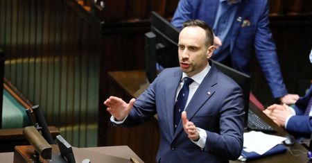Poseł wyrzucony ze studia. Powodem Donald Tusk