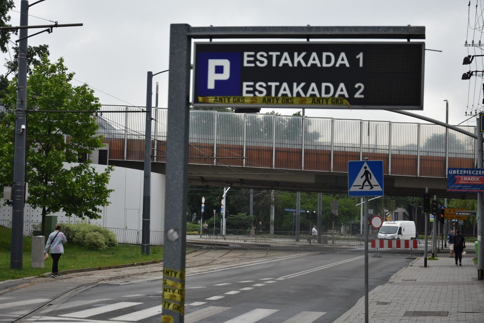 Chorzów estakada i okolice rynku rankiem czerwca. Obiekt grozi zawaleniem.