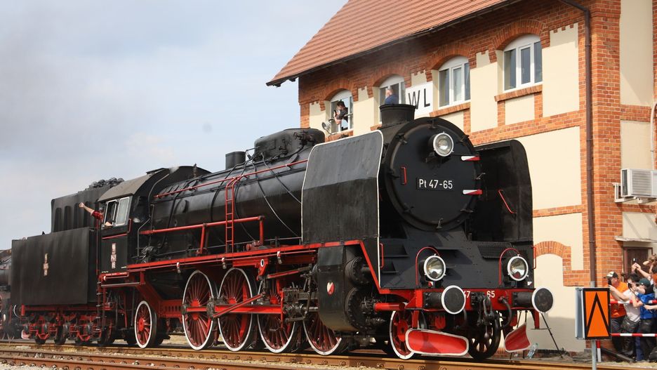 Poczuj klimat dawnych podróży i wybierz się w niezapomnianą przejażdżkę pociągiem retro ciągniętym przez zabytkowy parowóz na trasie Wolsztyn – Stefanowo – Wolsztyn